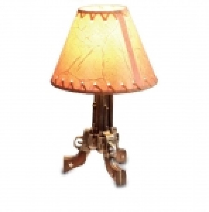 LAMPE ORNÉE DE 3 COLT